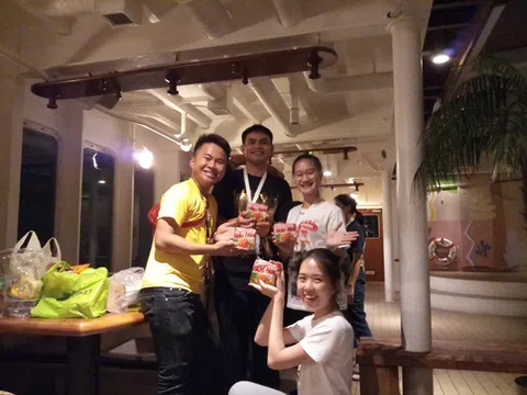 Đoàn đại biểu thanh niên Việt Nam 2018 khiến bạn bè quốc tế mê mẩn với `CLB mì gói`